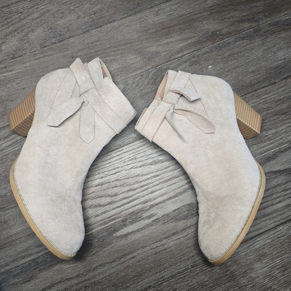 Beige Suede Chunky Heel Ankle Boots Side Bow Size 9 Neutral Fall Chic - Picture 3 of 10